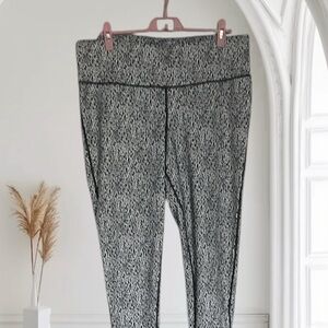 Stylish Black and White Leggings by Ideology (7/8 Length High Rise/Back Pocket)